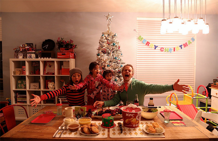Rodina se připravuje na večeři u kyblíku z KFC. Pěkně zvláštní Vánoční tradice.